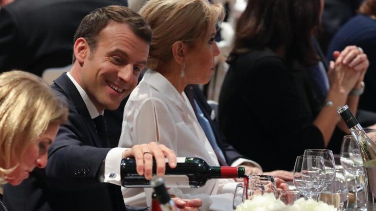 Dîner confidentiel à Brégançon entre le couple Macron et des invités