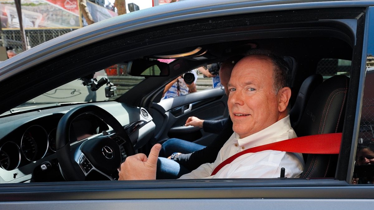 Les jumeaux Jacques et Gabriella profitent d'Europa-Park avec leur père Albert II de Monaco