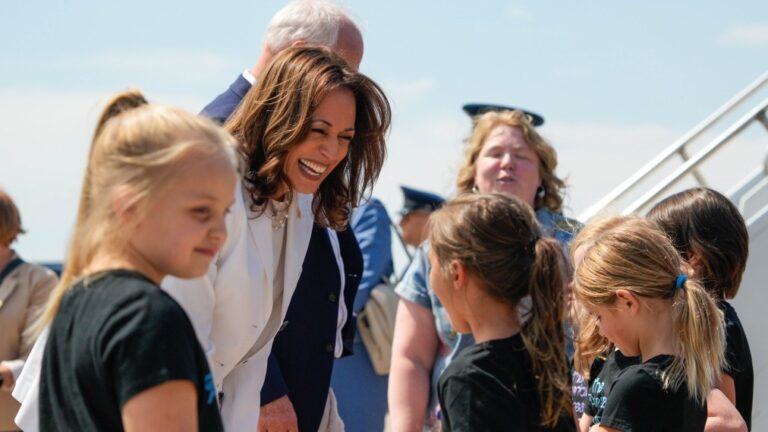 Kamala Harris avec les enfants