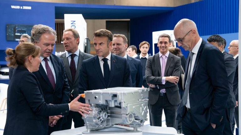 Emmanuel Macron à l'inauguration du 90e Mondial de l’Automobile de Paris