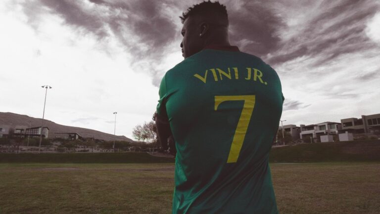 Francis Ngannou avec son maillot floqué Vini Jr