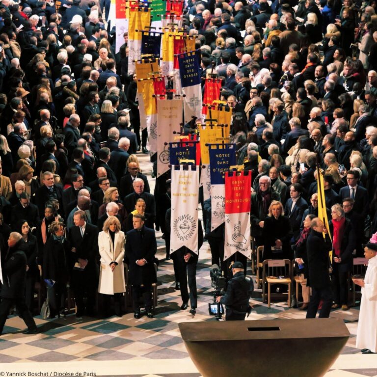 La première messe pour la réouverture de Notre Dame de Paris